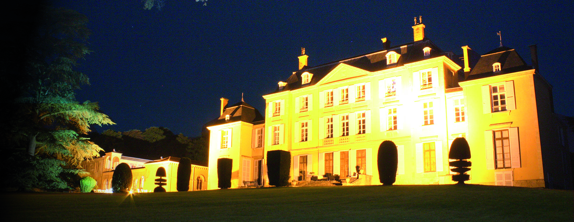 Château de Saint-Trys at night
